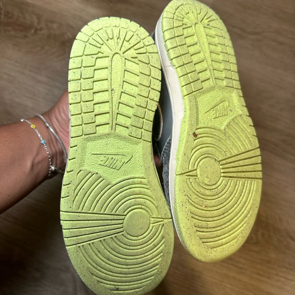 ‼️SALE‼️ Nike preschool low SE dunk sneakers - Picture 6 of 6